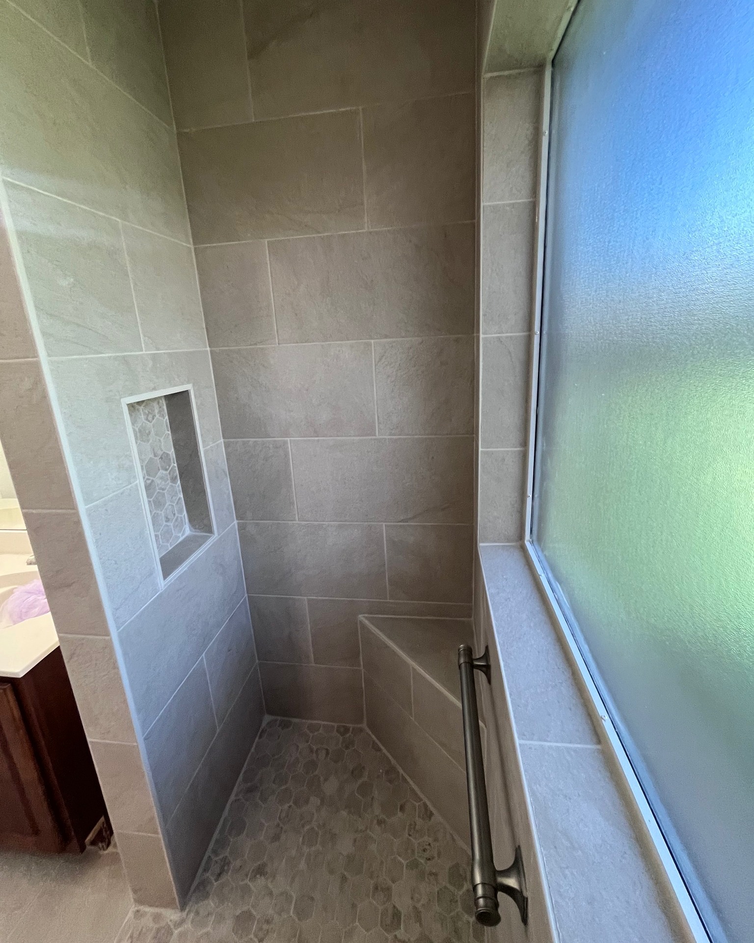Bathroom shower with niche and bench